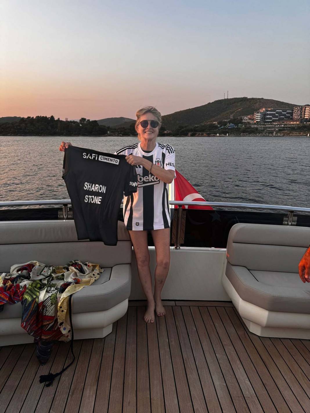 Sharon Stone'a, Bodrum'da Beşiktaş forması hediye edildi 3